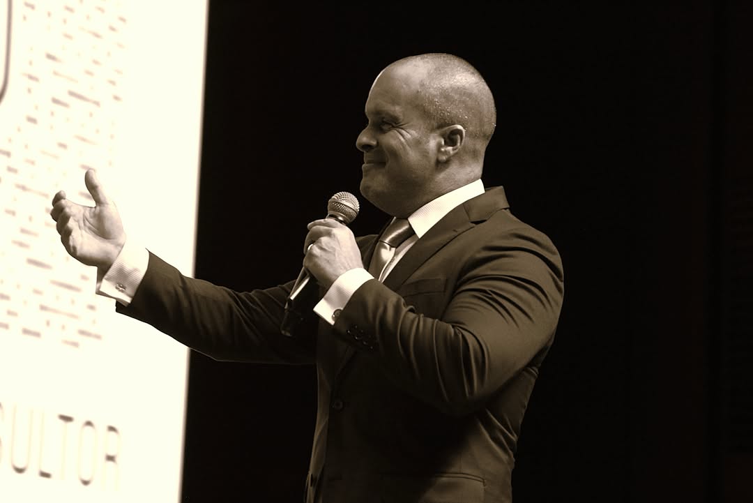 Prof. Danilo Falcão palestrando no palco